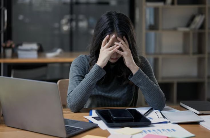 Abstrakt blå komposition som visuell paus mellan beskrivande avsnitt